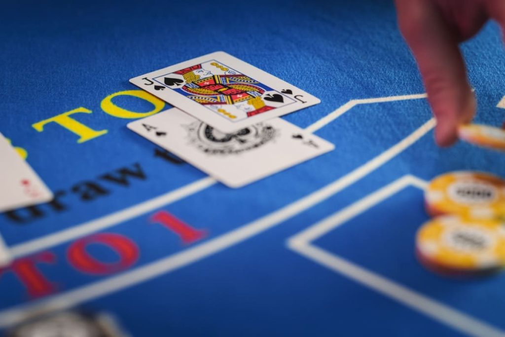 carti de joc si jetoane pe o masa de baccarat