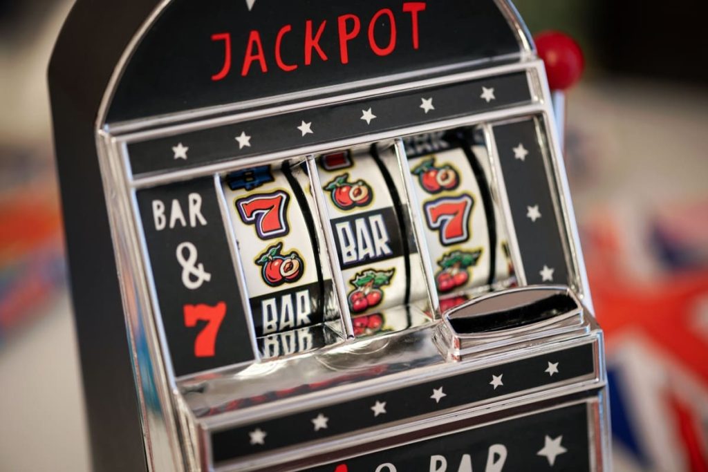 aparat retro de casino cu rolele invartindu-se