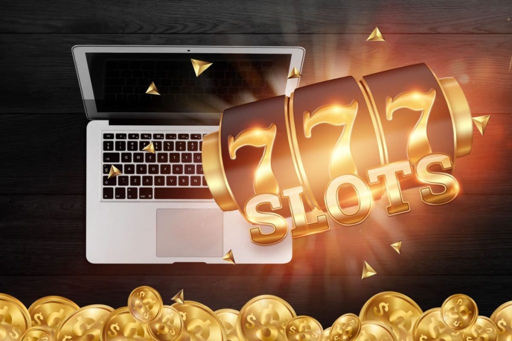 laptop alaturi de o rola de jocuri de casino si jetoane