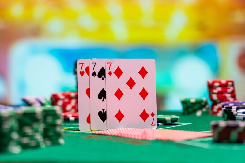 masa de blackjack intr-un casino cu jetoane si trei septari
