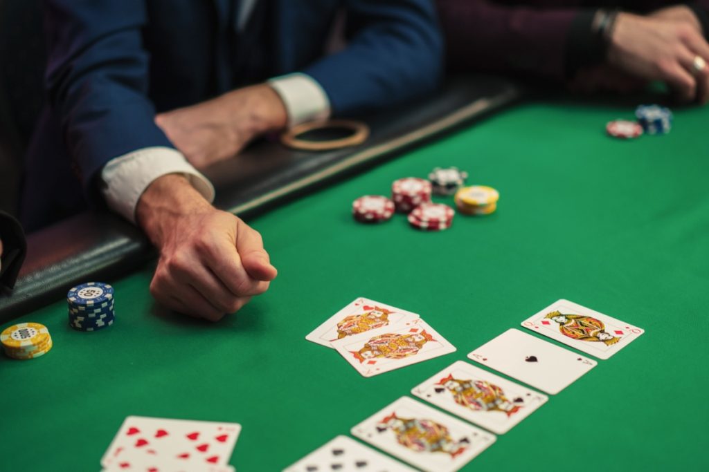 finalul unei runde de poker cu jucatorii punand cartile pe masa
